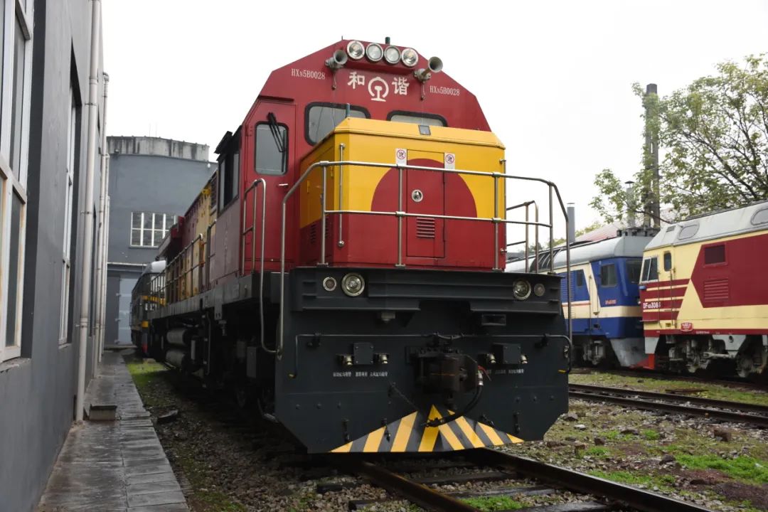 hxn5b型内燃机车机车配属重庆机务段后,主要担当郑渝高铁热备点作业