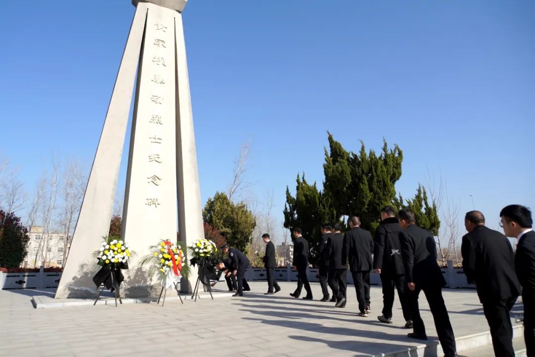颍上县人民法院到黄家坝暴动烈士纪念碑开展主题党日活动