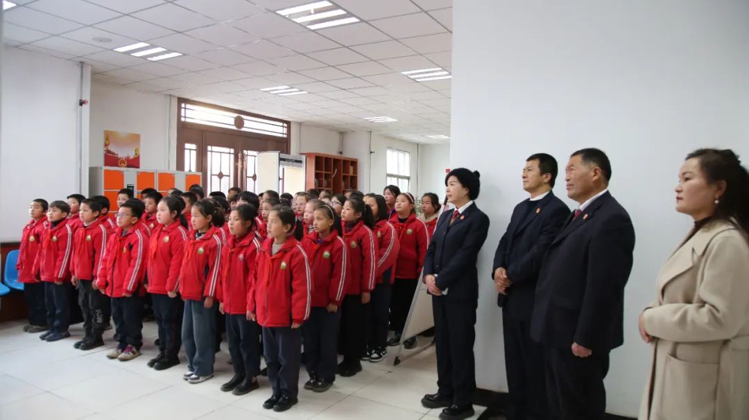 广河县人民法院干警在三甲集小学开展宪法进学校活动