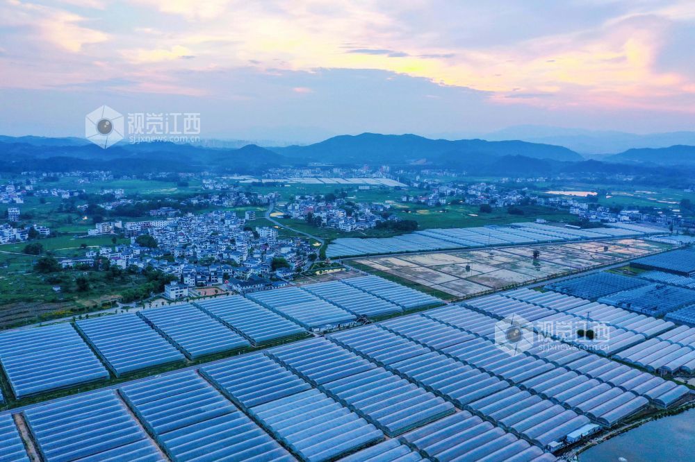 于都县梓山镇潭头村从于都河长征启航的猎猎红旗,到红博会场高高飘扬