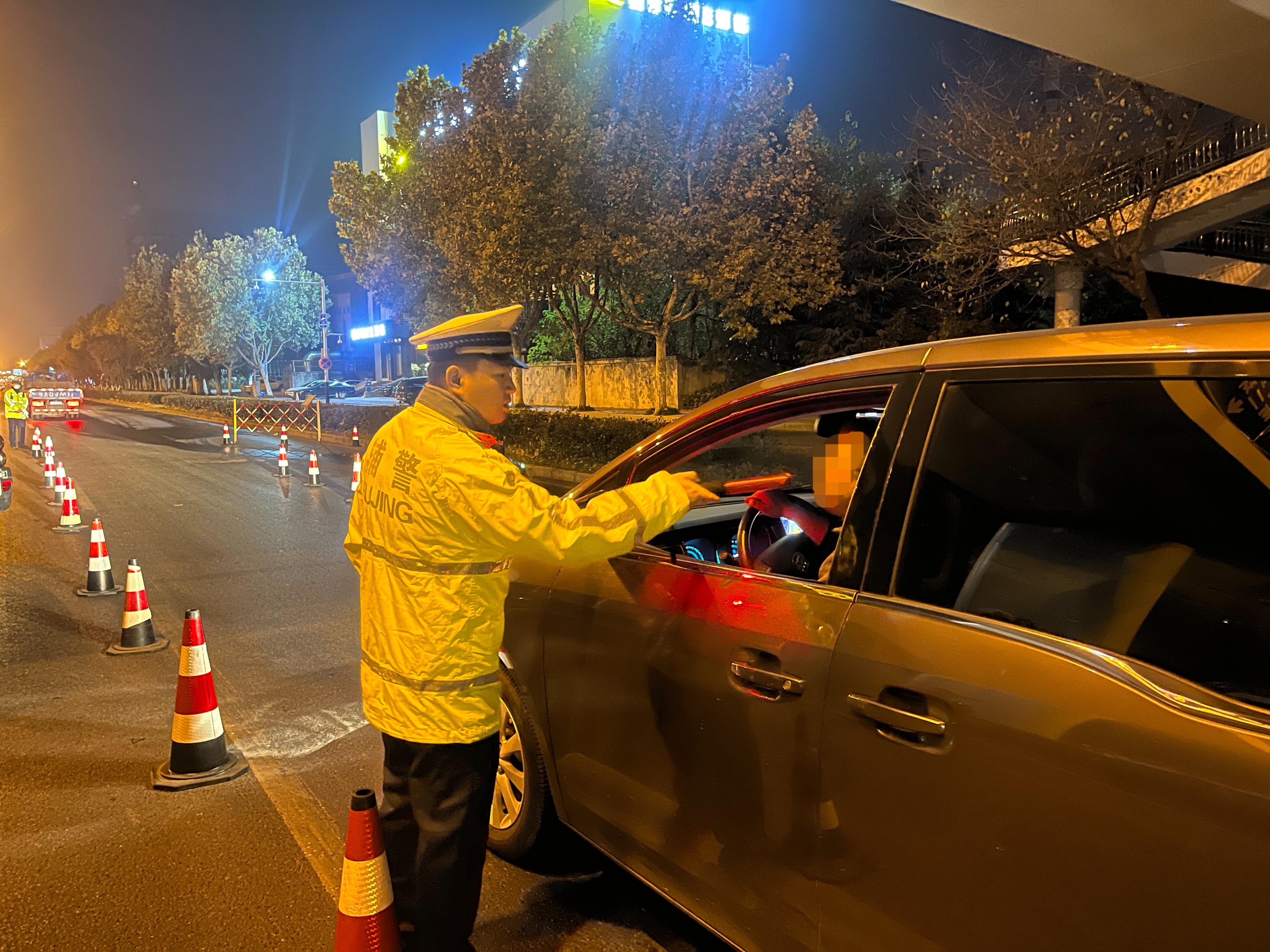 严查醉酒驾!交警夜查不停歇_澎湃号·政务_澎湃新闻-the paper