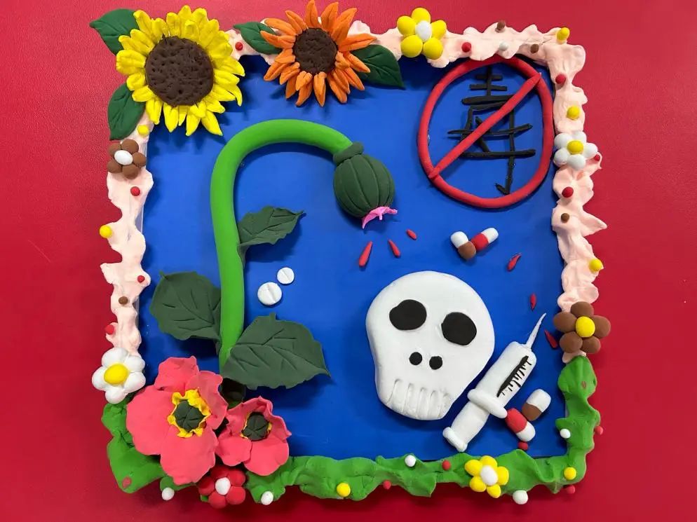 《禁毒明灯》 田静,张芸欣组织学生进行手工制品创作,同学们充分发挥