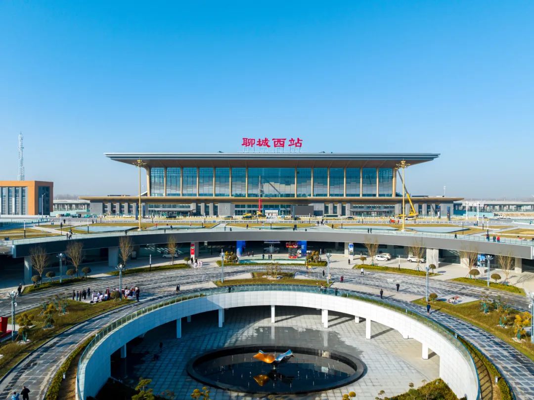 聊城西站屋盖由八根金属"开花柱"组合柱体作为支撑主要构件高架候车层