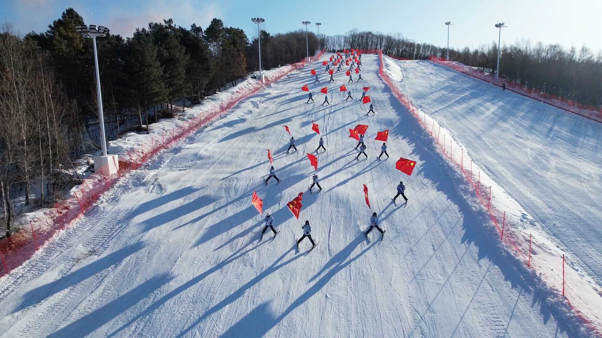 场首滑仪式为鹤岗冰雪文旅消费季拉开序幕,今冬,鹤岗市以"雪韵冬乐
