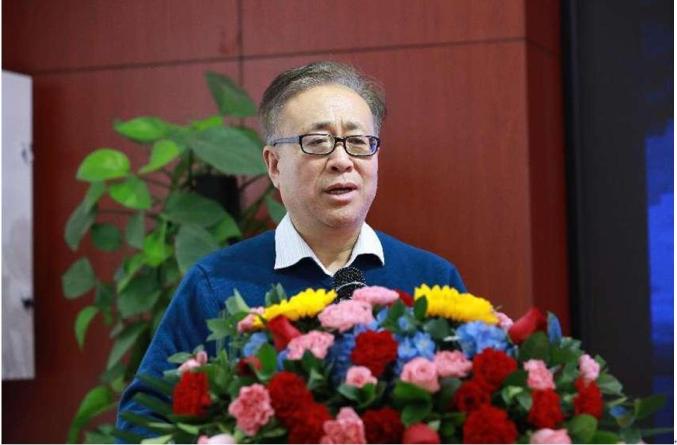 刘春生教授在介绍封丘金银花道地性品质评测研究项目的开展情况刘教授