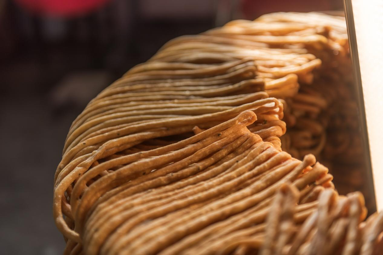 山东日照:金灿诱人的馓子让人垂涎三尺_澎湃号·政务_澎湃新闻-the