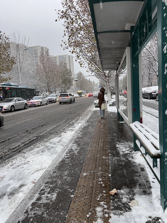 凌晨3时到岗清雪，帮打滑车辆爬坡……大雪袭城后的济南温度