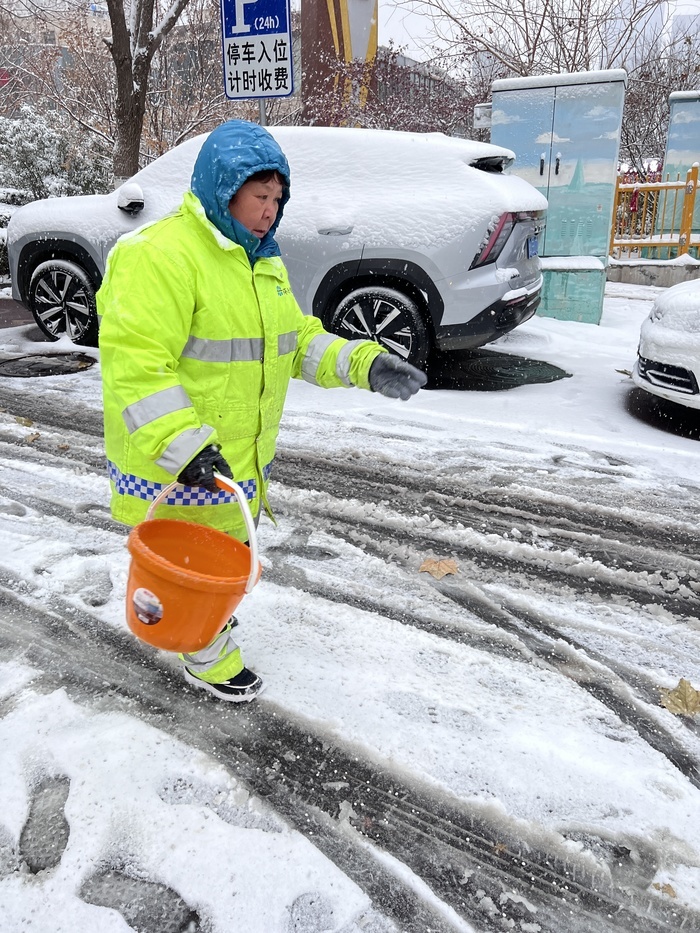 凌晨3时到岗清雪，帮打滑车辆爬坡……大雪袭城后的济南温度