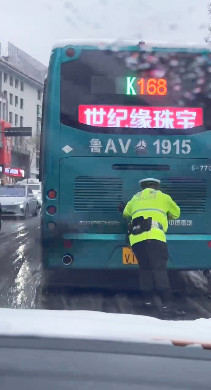 凌晨3时到岗清雪，帮打滑车辆爬坡……大雪袭城后的济南温度