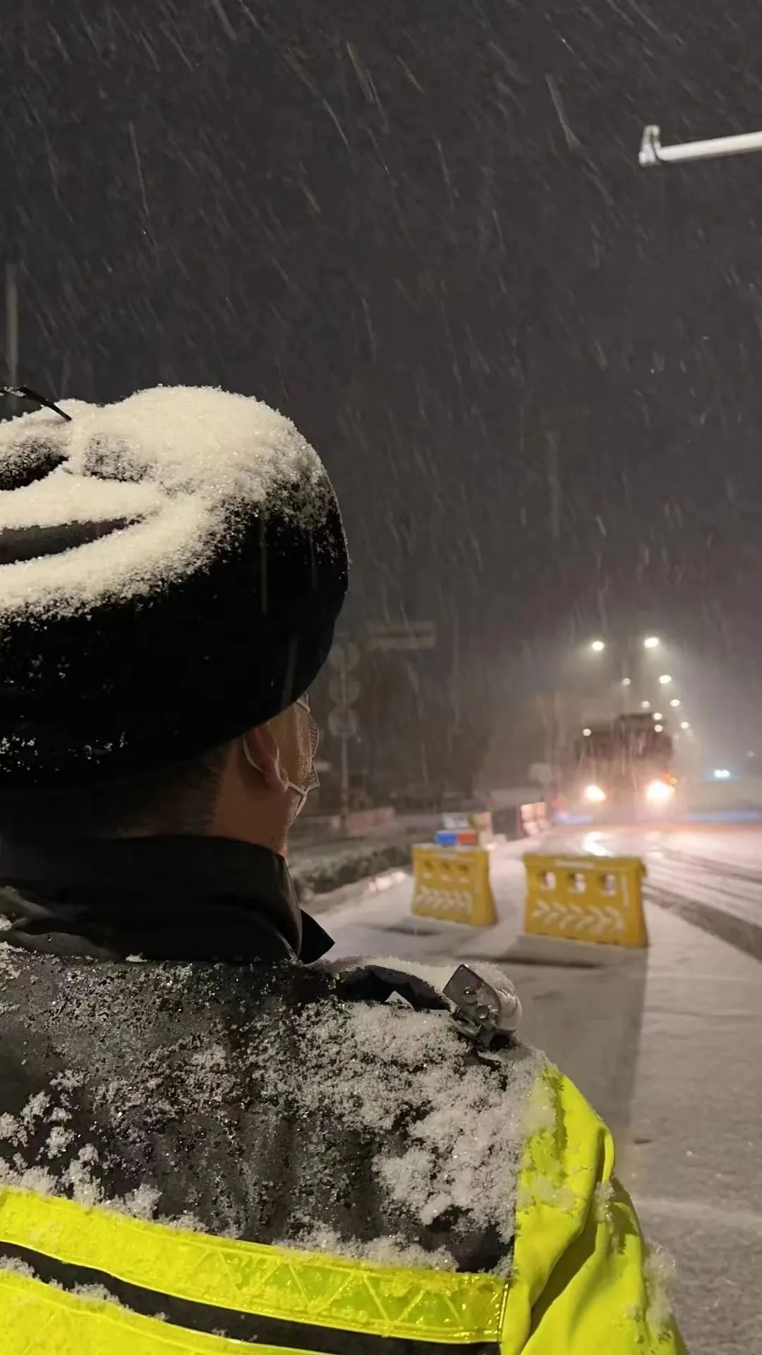 风雪中的交警图片