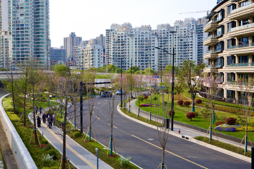 北至長壽路橋,南至普濟路,倚在蘇州河畔,這500餘米的路段不是光復路的