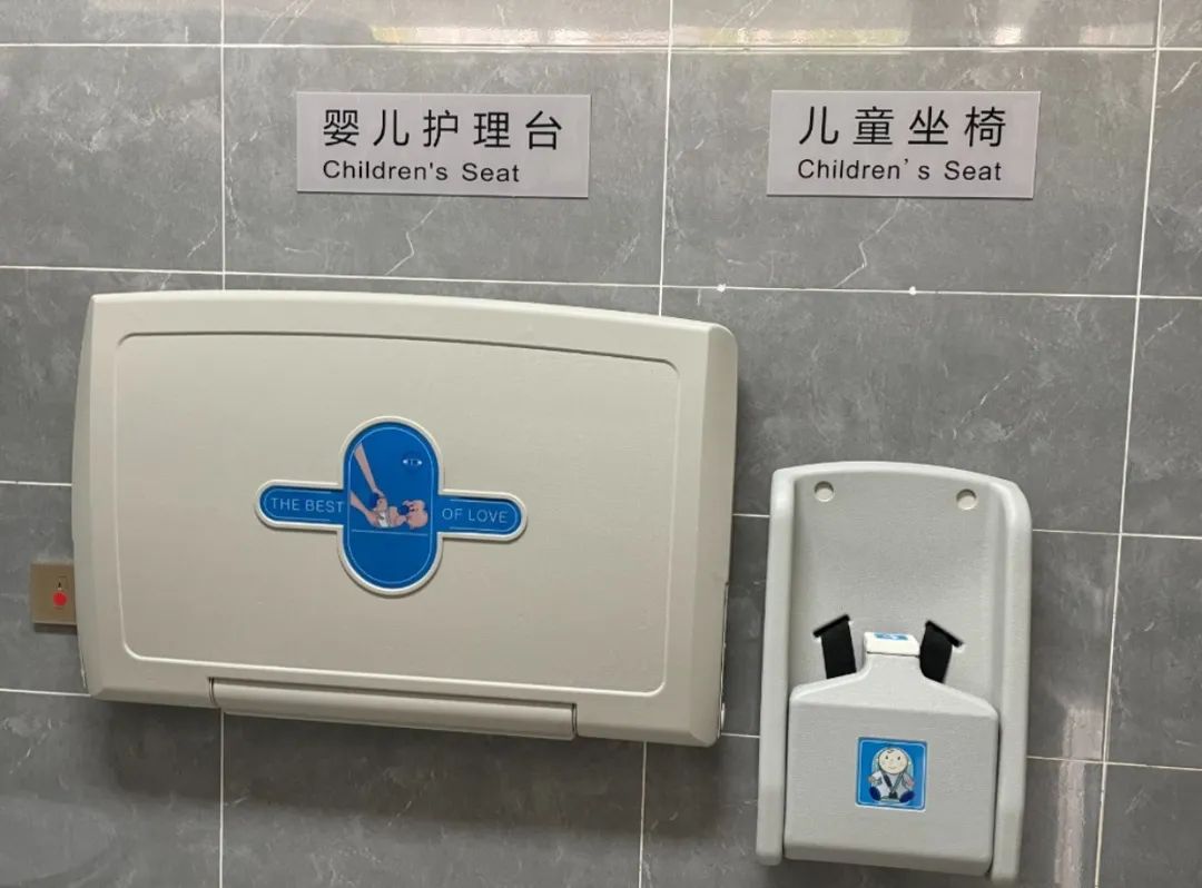 儿童洗手台配备可折叠婴儿护理台公厕还增设了第三卫生间在满足基本