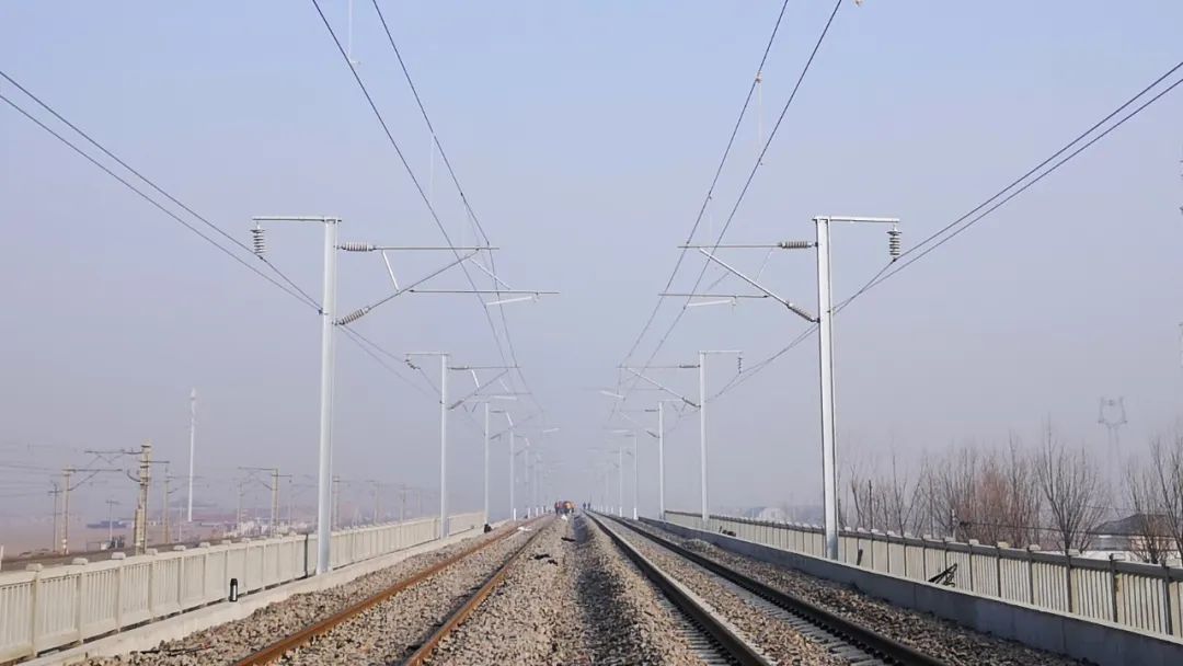 火车迷丨铁路接触网,如何立起来?