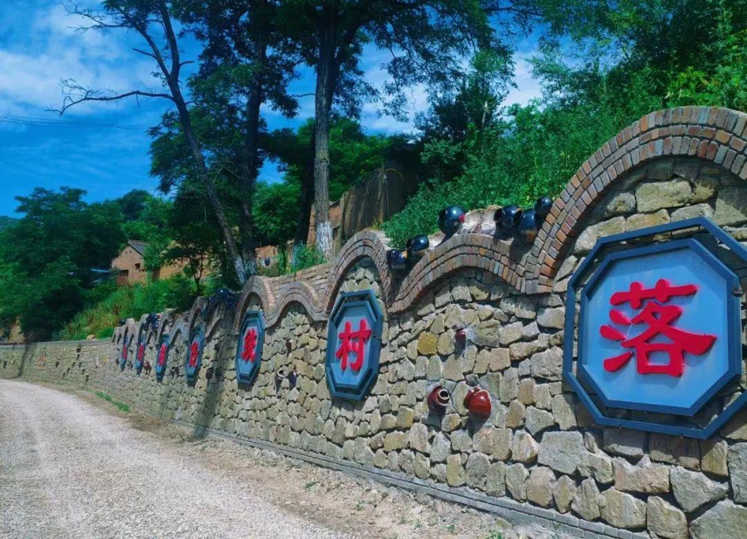 市华亭市安口镇高镇村,背靠冉家山,面朝高山,东到风台山,西到史家山嘴