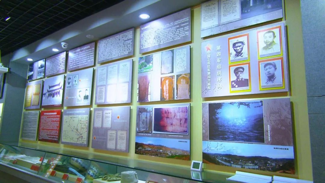 冬日的暖阳下,走进洮州会议纪念馆,一件件文物整齐陈列,讲诉着革命