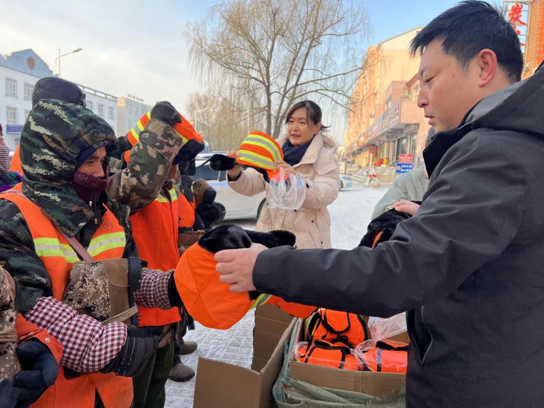 活动现场突泉县总工会与园林环卫中心共同为环卫工人送去价值7.