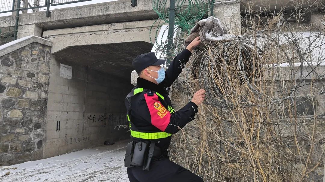 一線傳真藏藍身影邂逅雪白冬季神華公安處冬季線路治安整治行動紀實