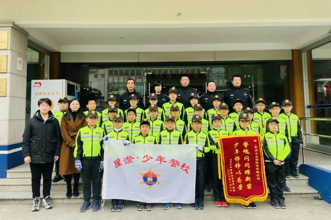 讓小警員們近距離感受警營氛圍,通過獻唱《人民警察之歌》,贈送賀卡的