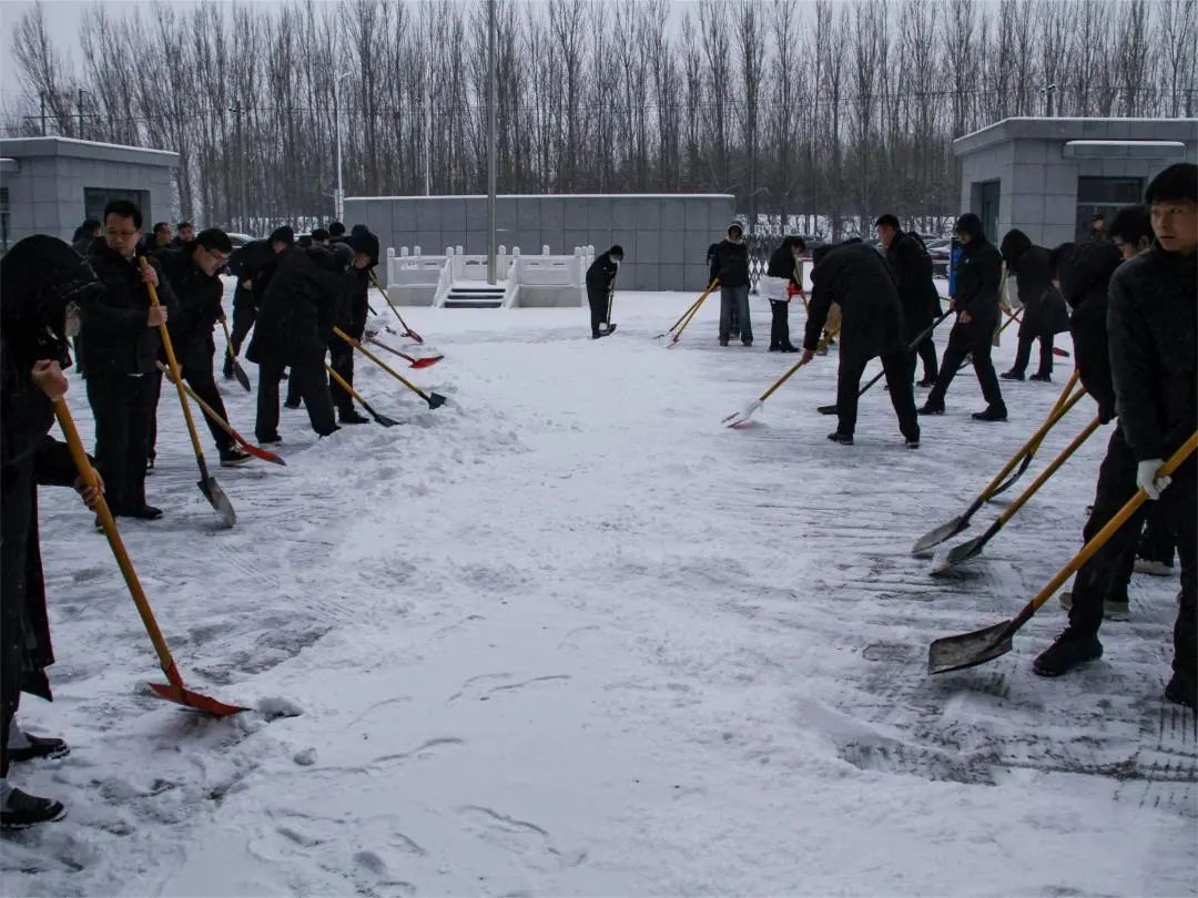 以雪為令迎雪而行饒陽縣人民法院開展掃雪除冰行動