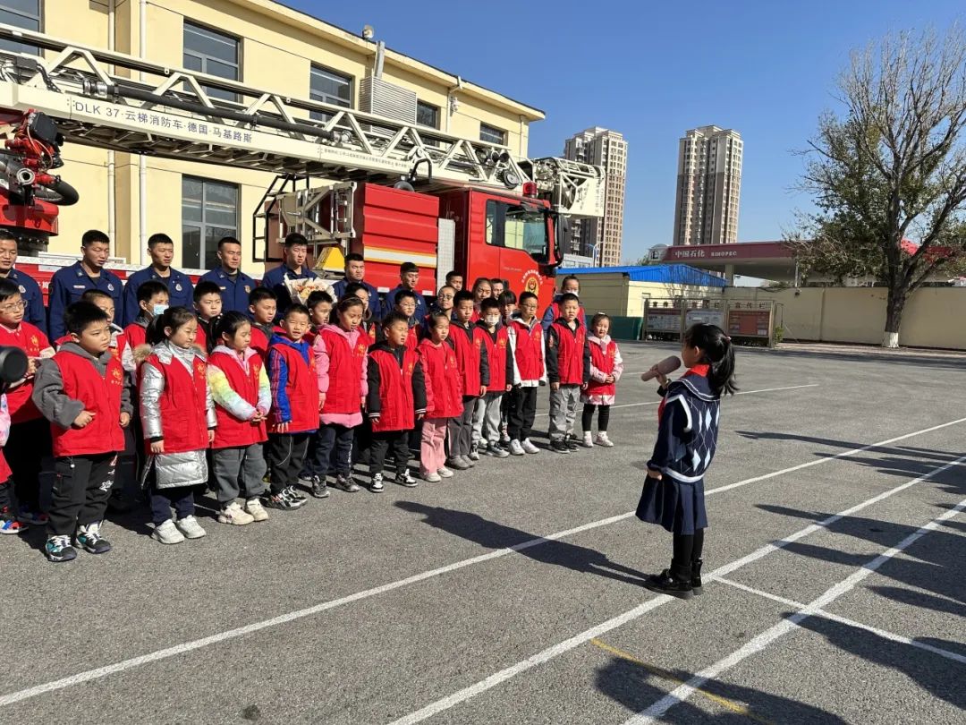 11月10日上午,在区消防救援支队支持下,区少年警校组织静海区实验小学
