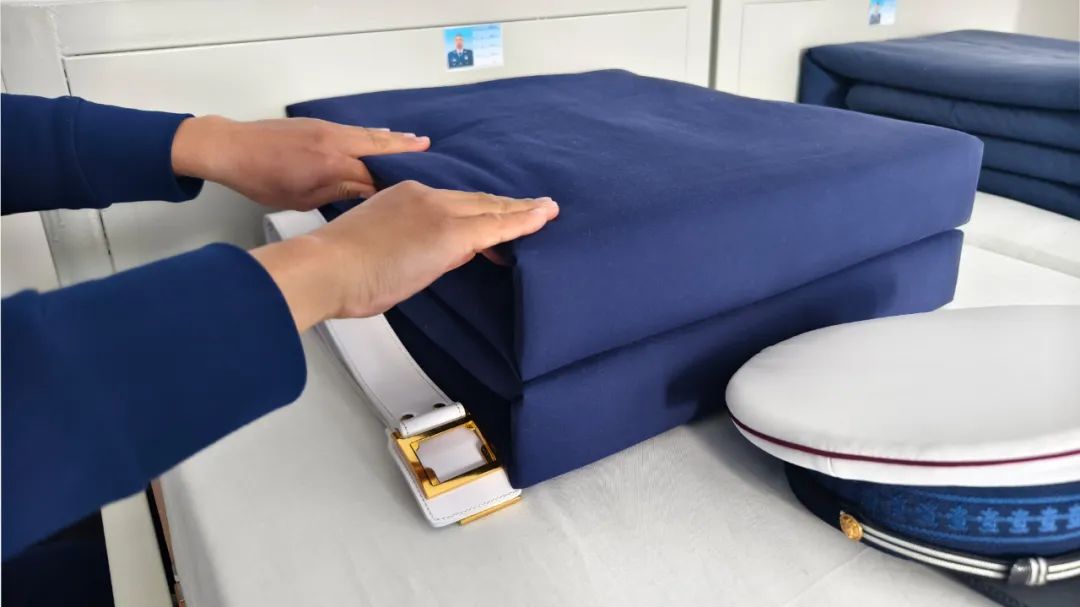 叠被子的手这是一双新闻报道员的手,它是队伍历史的记录者和见证者,按