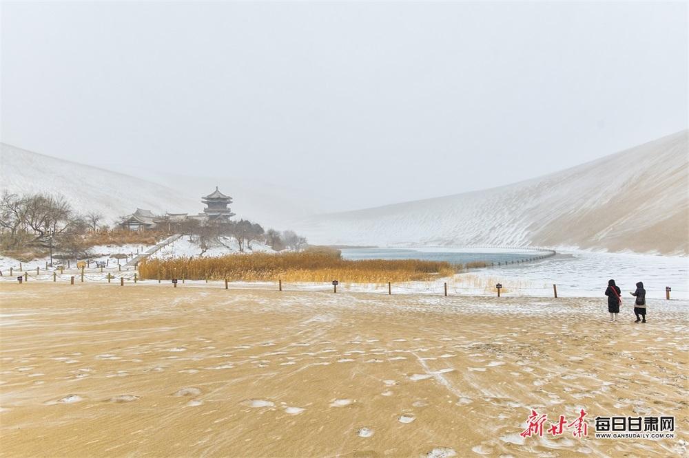 美景如画,吸引众多游客前往鸣沙山月牙泉景区观赏难得一见的大漠雪景