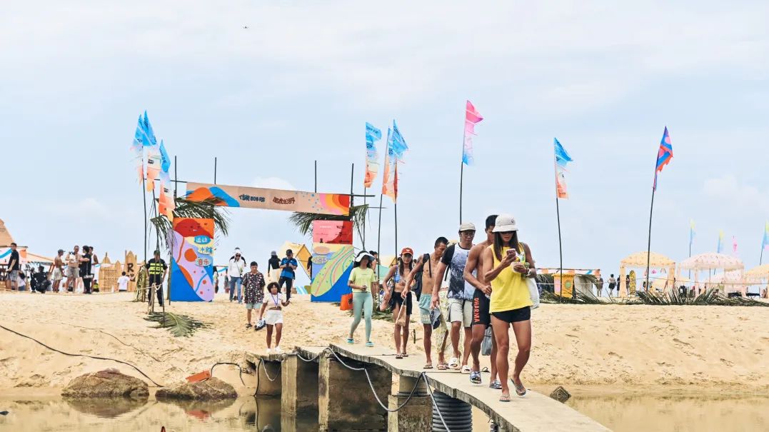 左右滑动查看更多「星空音乐派对」把剧场带到落日沙滩,精选多部国际、