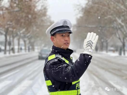 战风雪 护平安丨雪天执勤保畅通 守护平安出行路 澎湃号·政务 澎湃新闻 The Paper