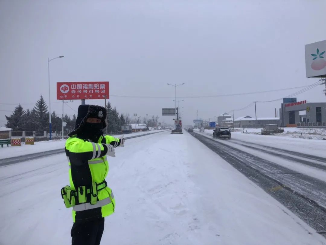 雪天轄區道路交通安全,有序,暢通,琿春市公安局交警大隊以