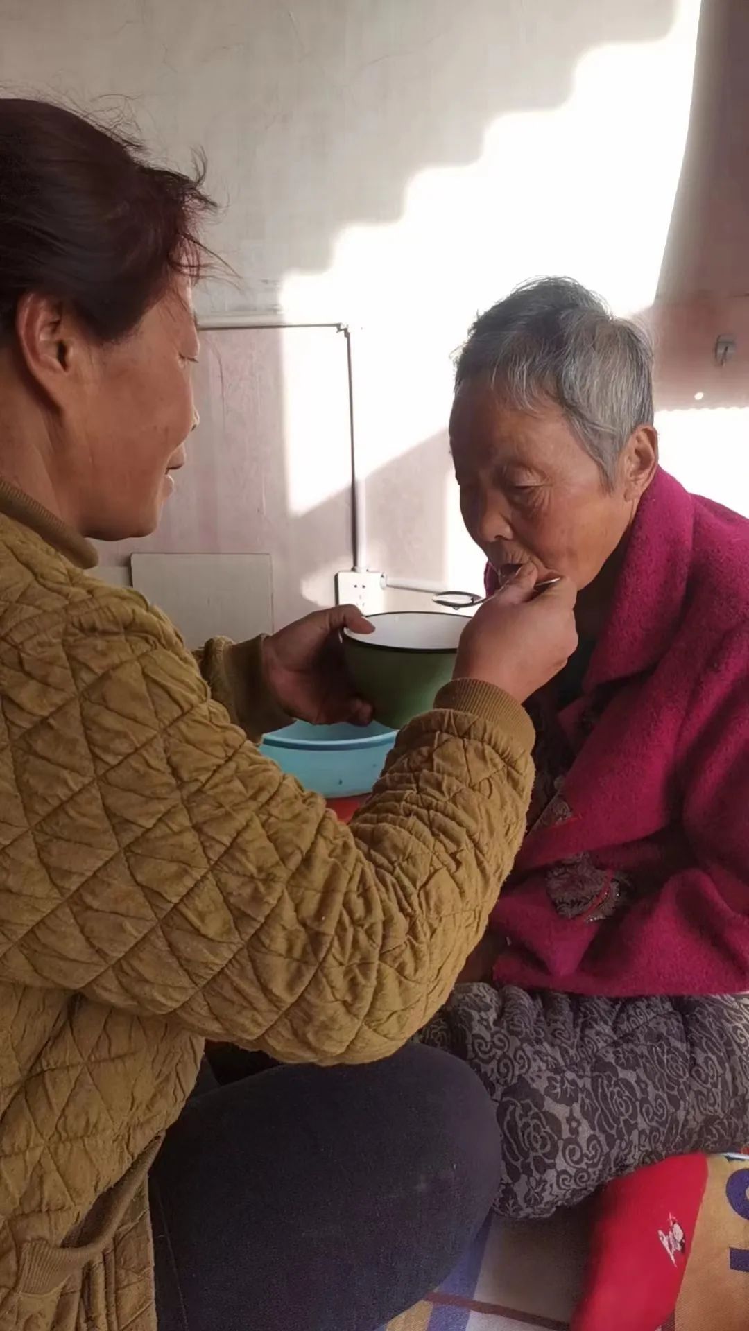 婦女,一個平凡的農家媳婦,數年如一日服侍患有腦梗的公婆和孤寡的五叔