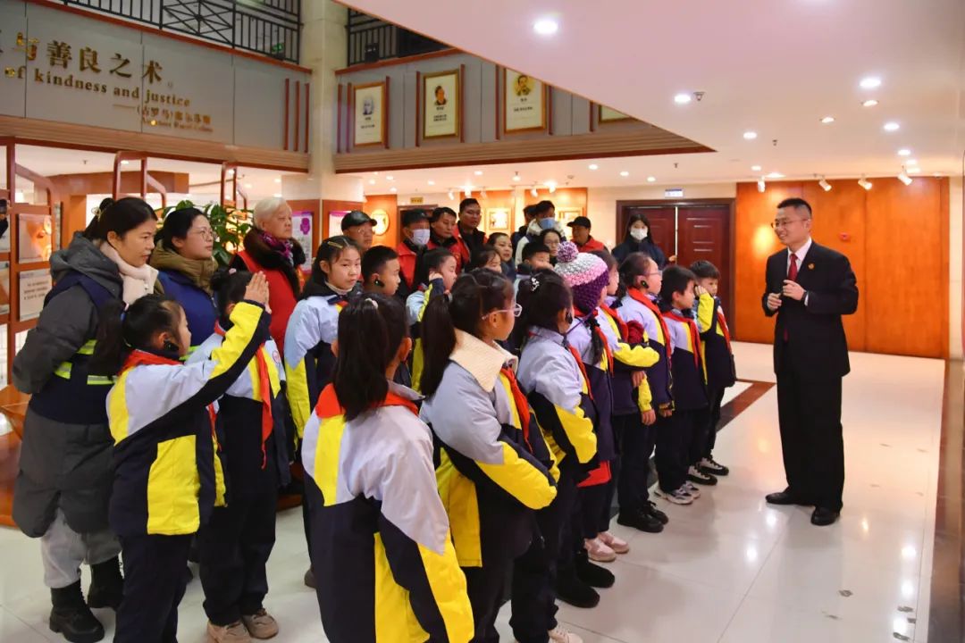 八里社区共同举办法院开放日活动,邀请徐州市八里中心小学20余名噬