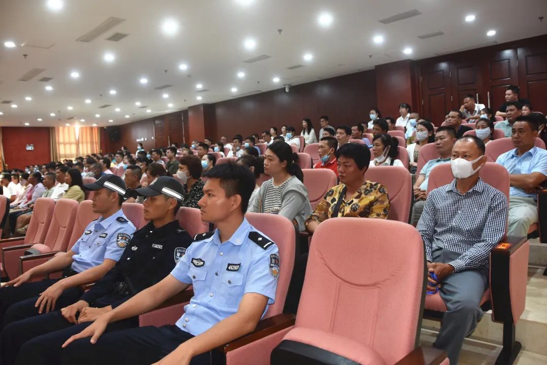 东方法院公开开庭审理一起非国家工作人员受贿罪,职务侵占罪案件_澎湃