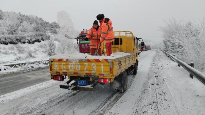 政府區長劉超實地檢查調度膳房堡鄉壩頭路段雪天通暢情況_澎湃號