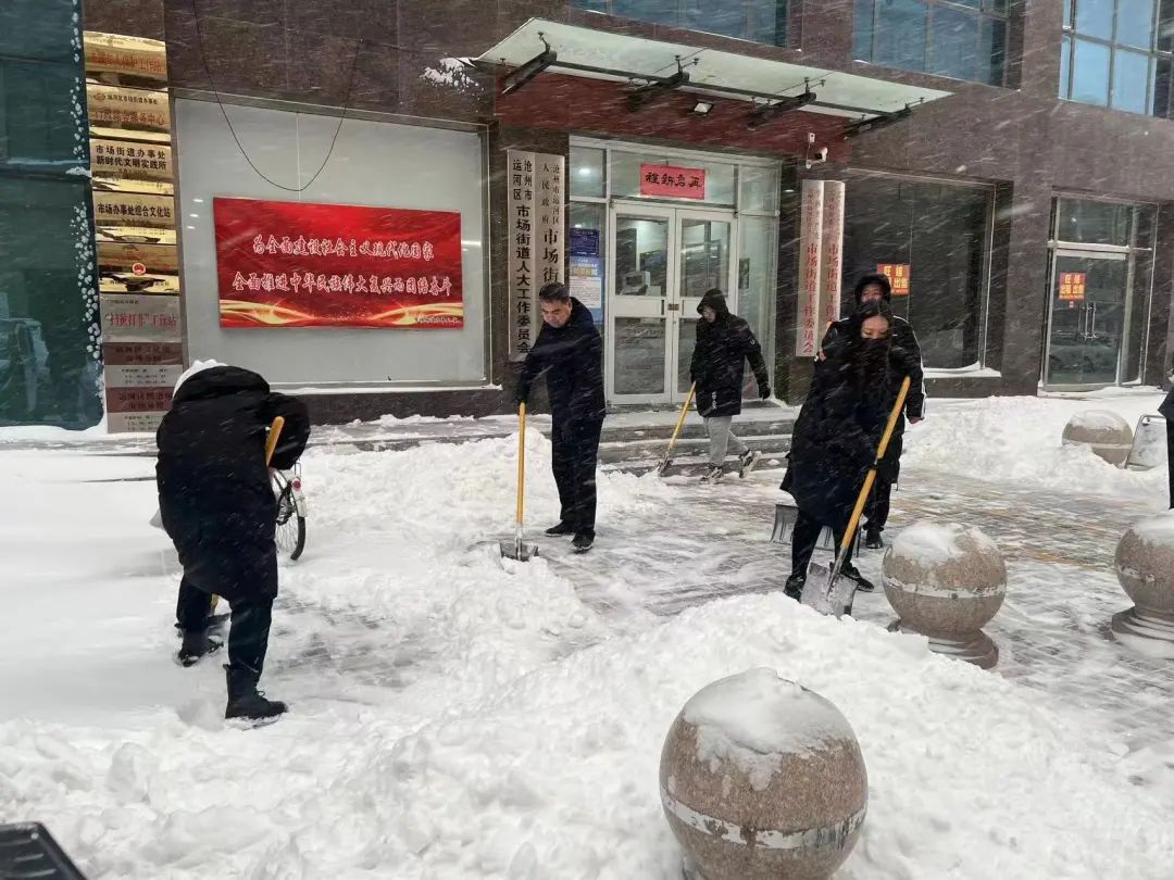 運河區各單位奮力掃積雪 清出條條