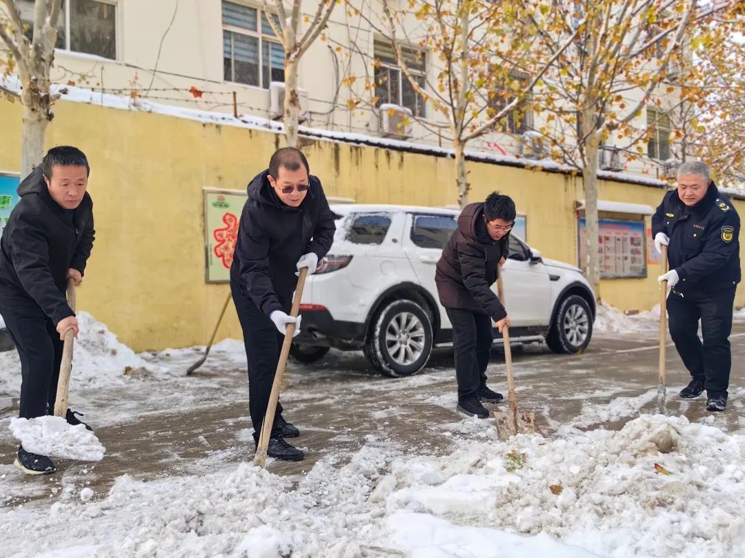 運河區各單位奮力掃積雪 清出條條