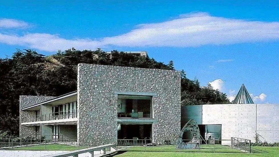将莫奈巨幅《睡莲》搬入小岛展览，艺术振兴乡村可以如此出界狂想