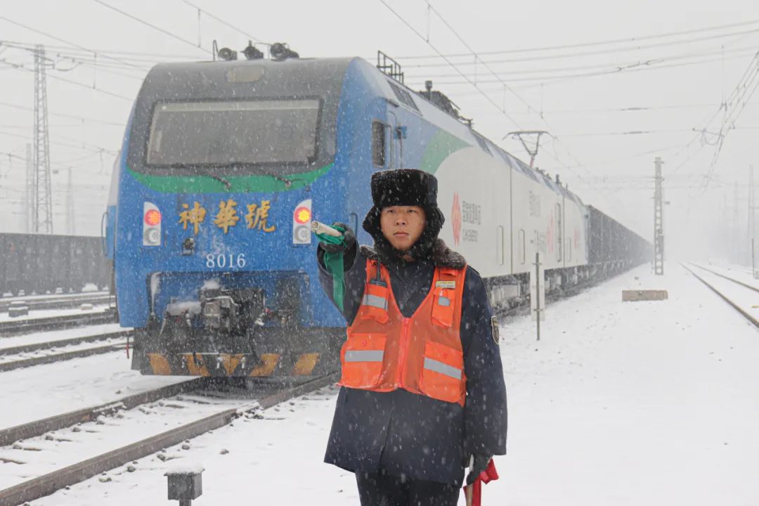 車站外勤值班員確認地面信號顯示正確,朔黃鐵路車務專業認真落實應對