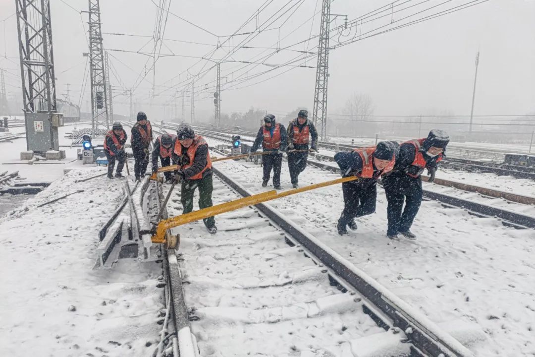 朔黃鐵路肅寧北工務工隊冒雪更換重傷轍叉,確保能源運輸大動脈暢通