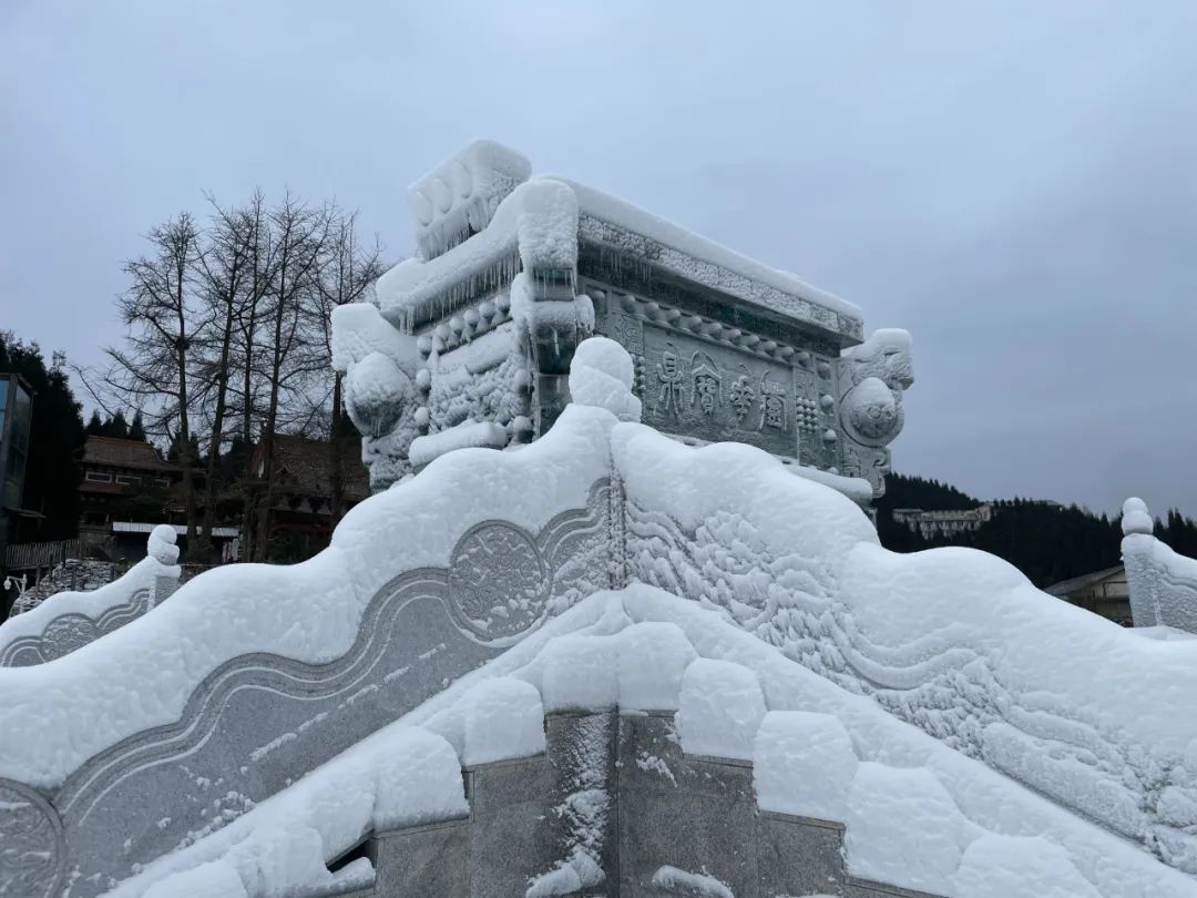 什邡山区下雪了,快去玩儿雪!