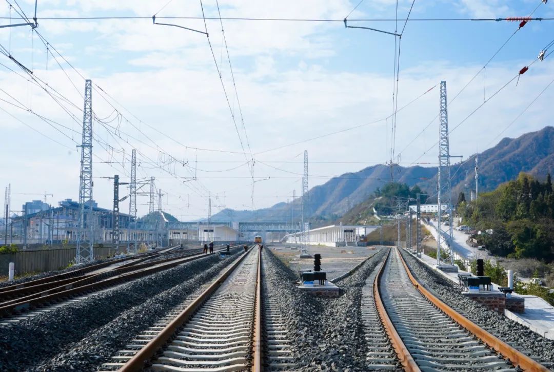 畢節敘畢場此外隆黃鐵路敘畢段位於川滇黔三省交界的邊遠山區是紅軍