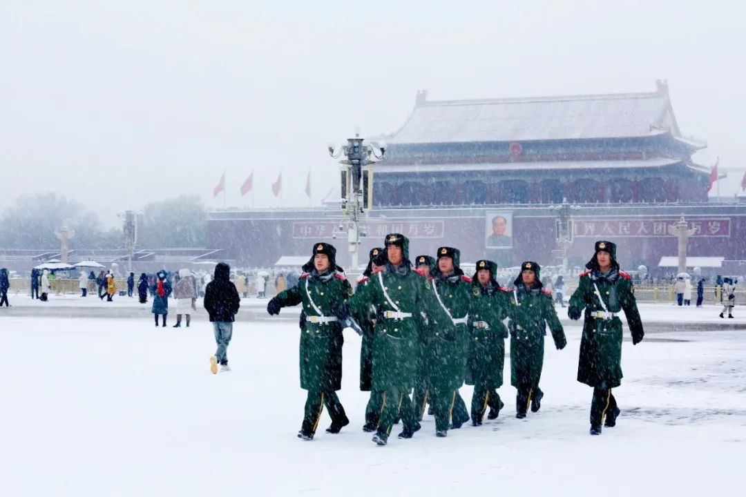 军人堆雪人图片图片