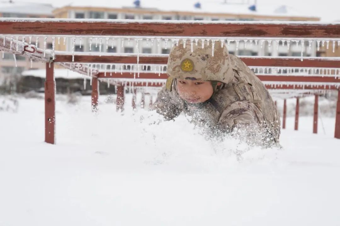 边防战士冻成雪人图片