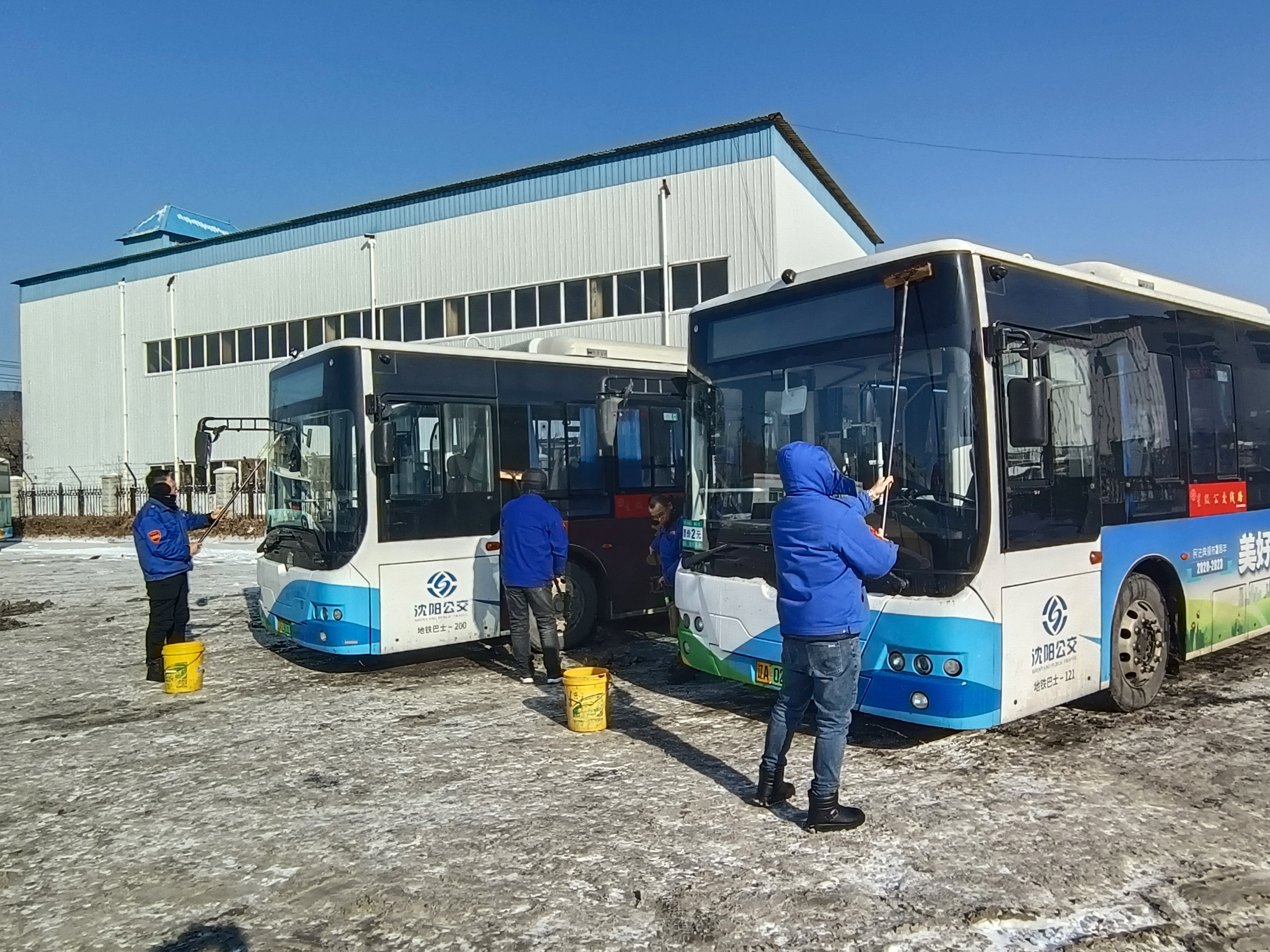 面对降雪降温天气,沈阳公交企业全面加强线路管理,不断提升车辆周转率
