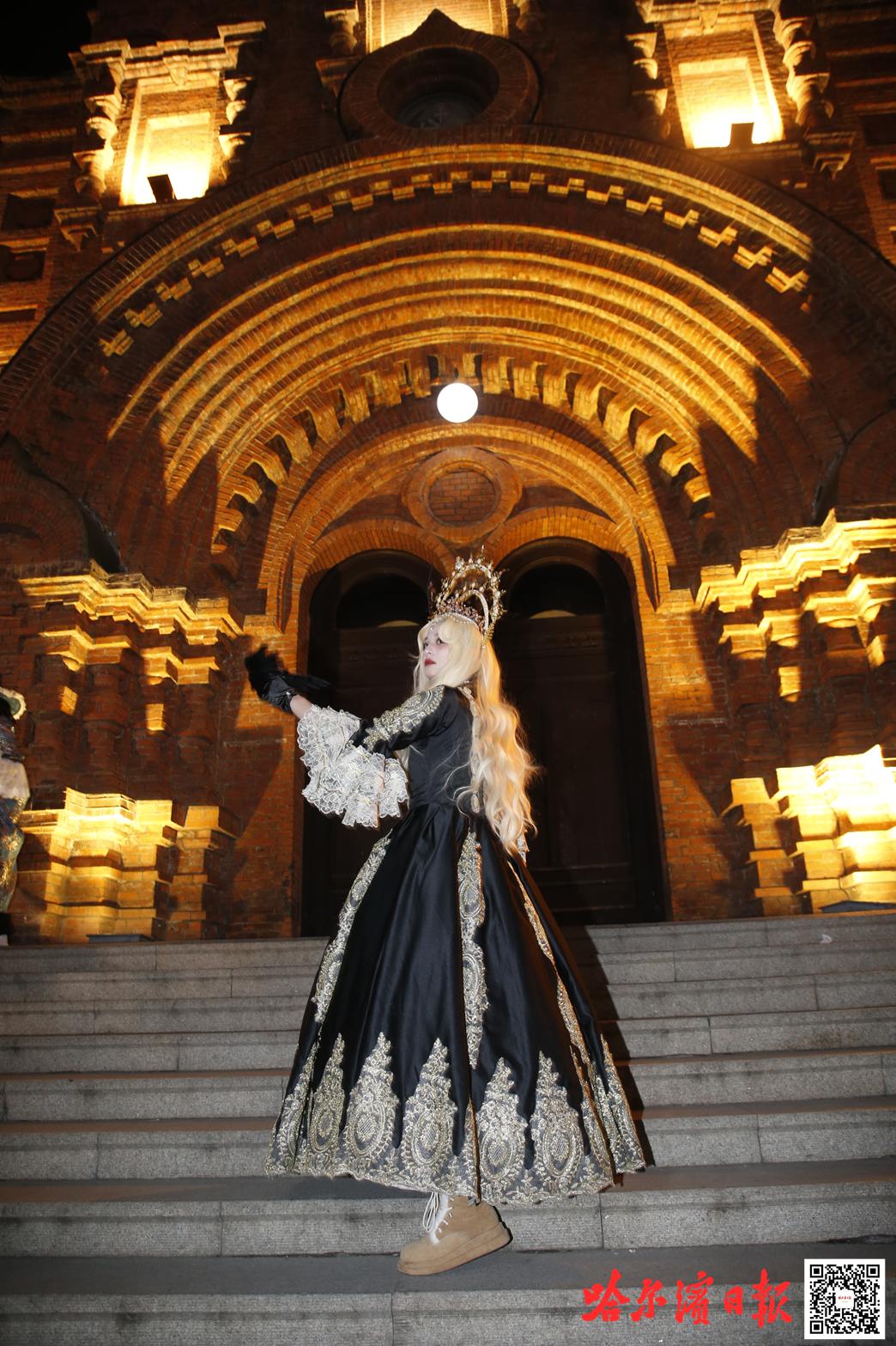 每天16点多,圣索菲亚教堂灯点亮的那一刻,广场上的"俄罗斯公主和女王