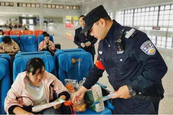 圖丨民警對候車旅客開展防寒反詐反扒等出行安全知識宣傳教育(供圖:貴