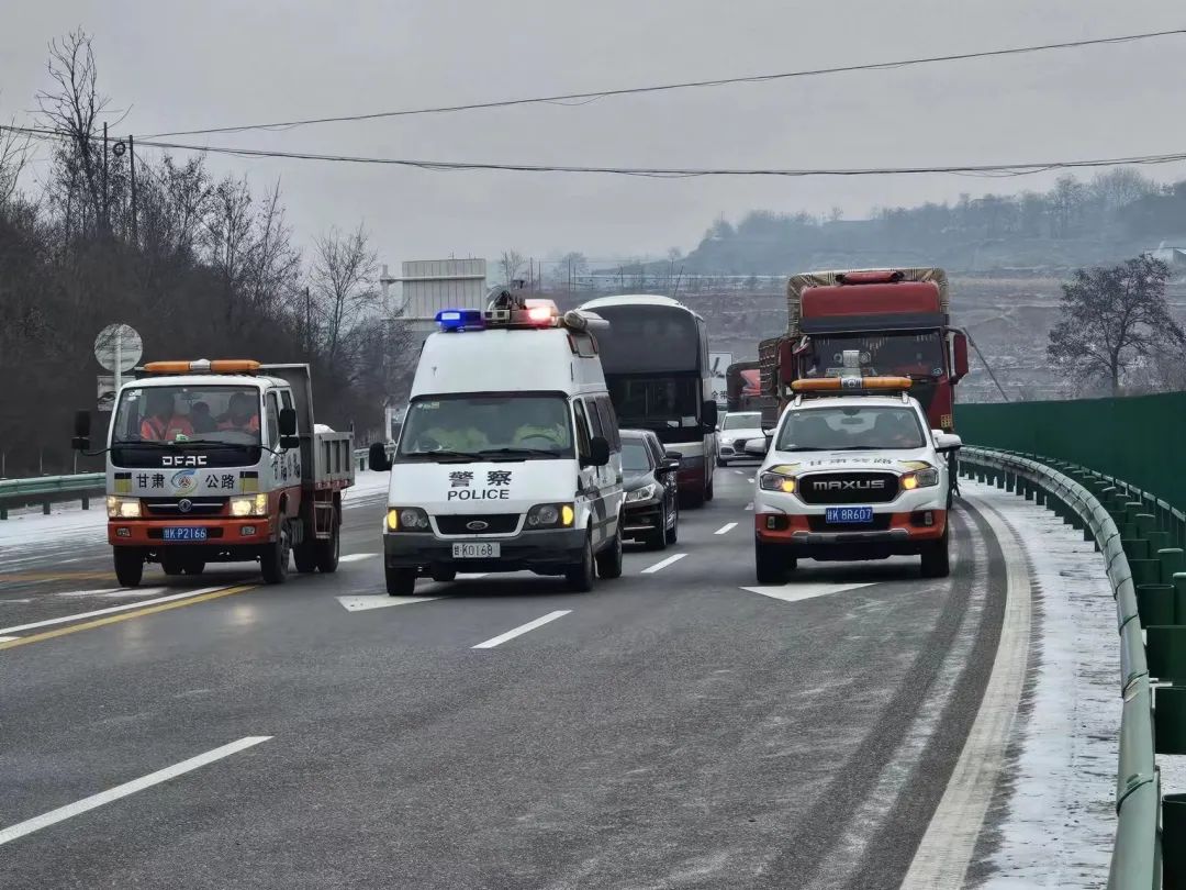 四部門聯合出動除雪車,拋灑融雪劑,防滑料,快速清理行車道,由專人指揮