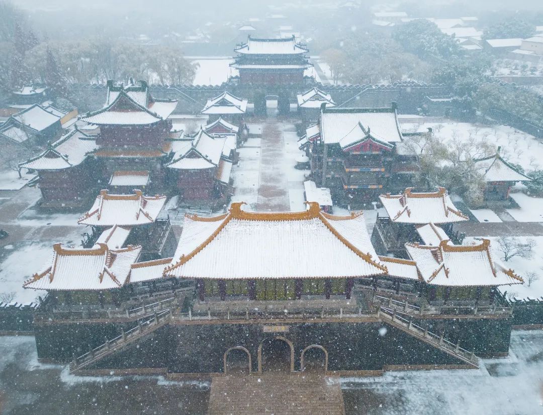 一切的一切小橋流水,亭臺樓閣,雪覆江南放眼望去,青山白