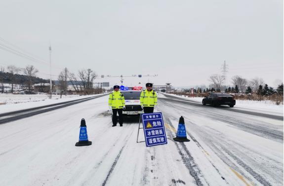 疏堵保暢丨四平交警雪天堅守不放鬆 守護平安全力保暢通_澎湃號·政務