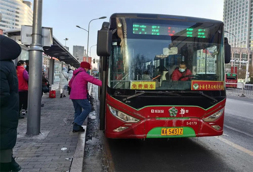 河北石家莊:應對低溫雨雪冰凍天氣 地鐵和公交車免費乘坐_澎湃號