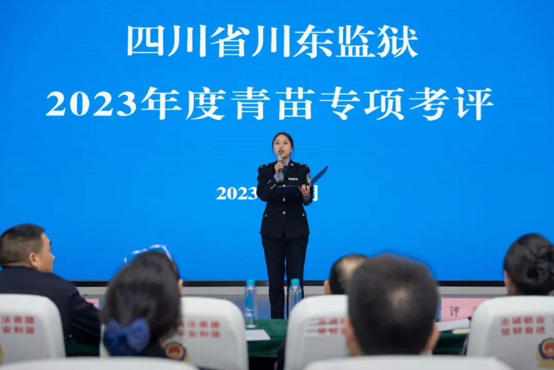 主題宣講比賽以青年女民警為考核對象,參考民警圍繞各自抽取的宣講